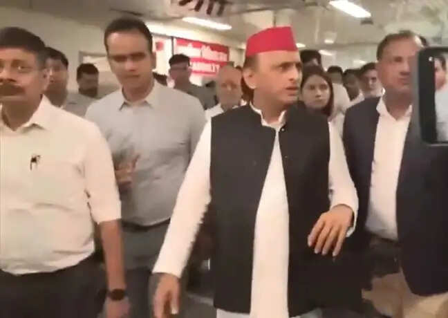 लखनऊ अग्निकांड के पीड़ितों से मिलने केजीएमयू पहुंचे अखिलेश यादव, कहा - पीड़ितों की सरकार करे मदद