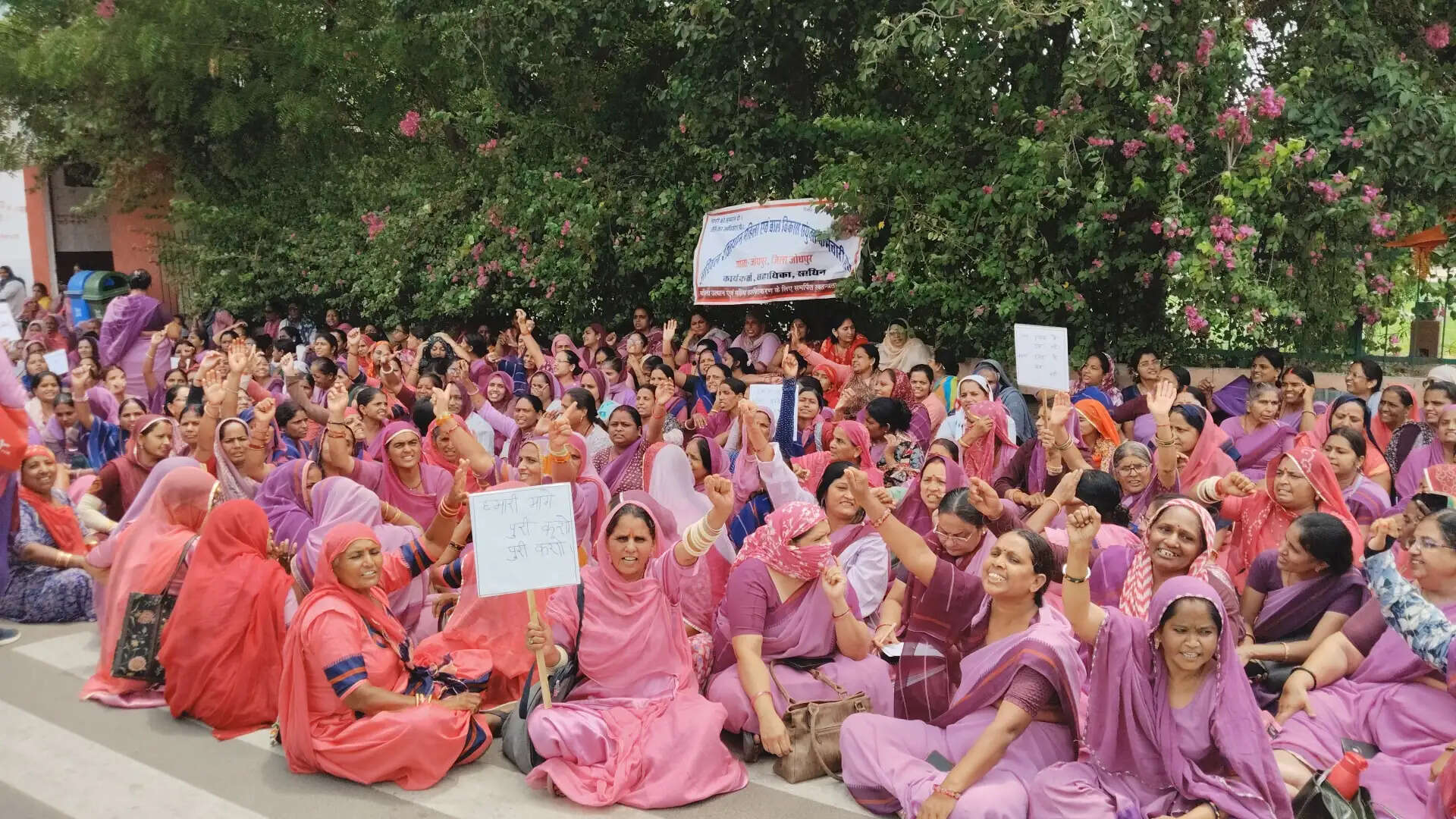आंगनबाड़ी कार्यकर्ताओं की राज्य कर्मचारी का दर्जा देने और मानदेय में वृद्धि करने की मांग