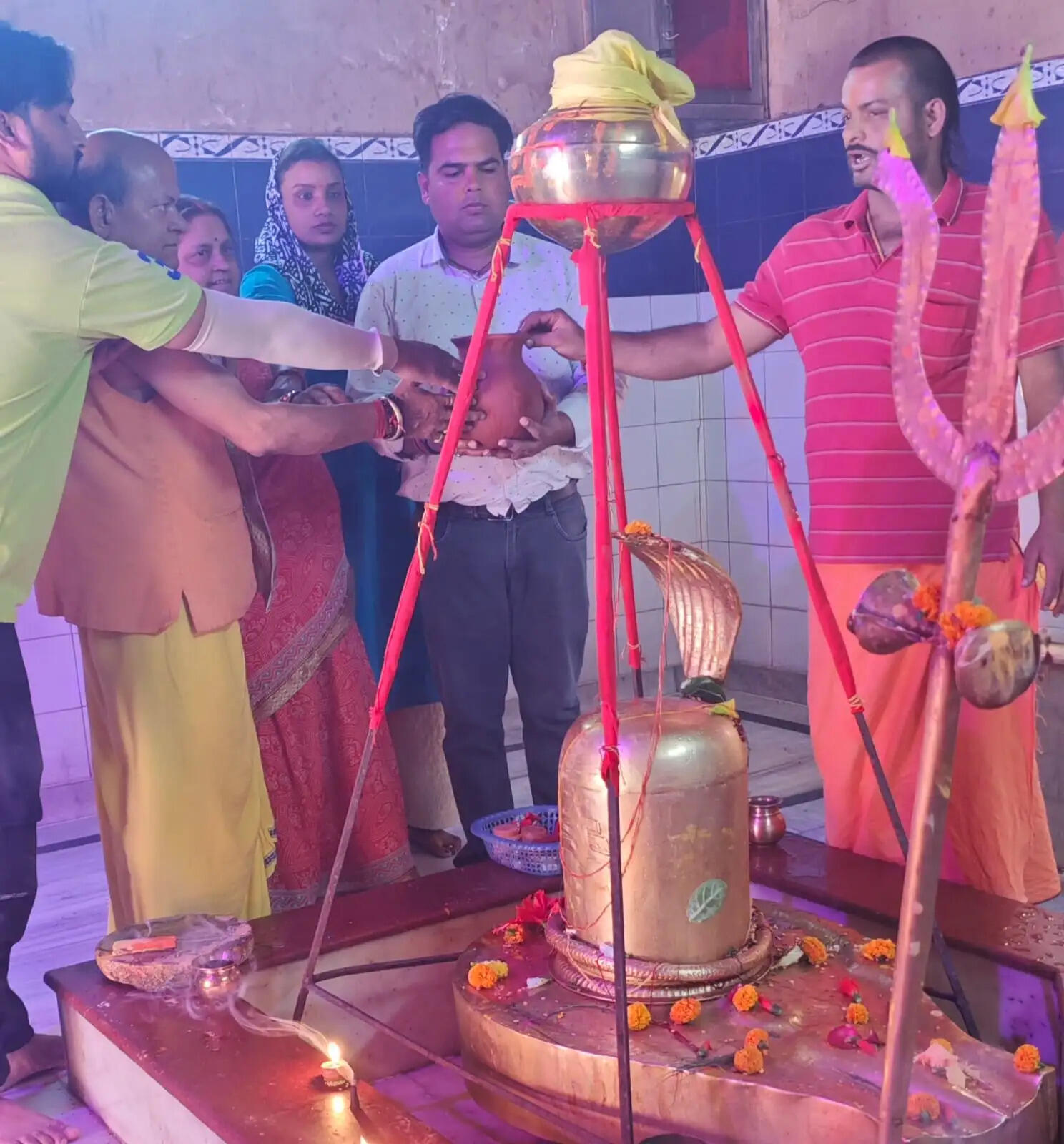 यज्ञा बाबा आश्रम में शिवलिंग पर घट परिवर्तन अनुष्ठान संपन्न