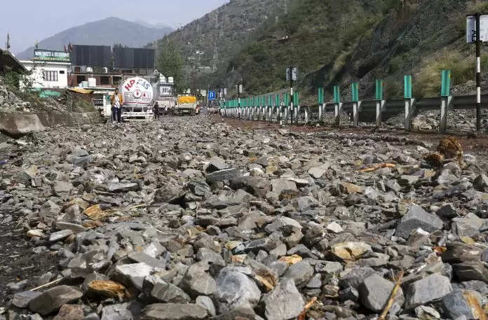 भूस्खलन से प्रभावित जम्मू-श्रीनगर राष्ट्रीय राजमार्ग बंद, मरम्मत कार्य में लग सकते हैं छह दिन