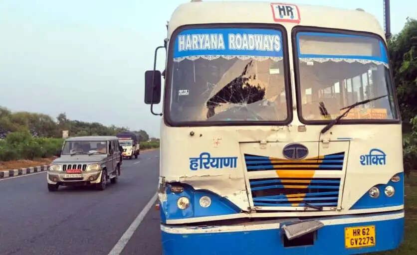 हांसी में आवारा पशु को बचाने में ट्रैक्टर ने लगाए ब्रेक, पीछे से कैंटर व रोडवेज बस भिड़ी