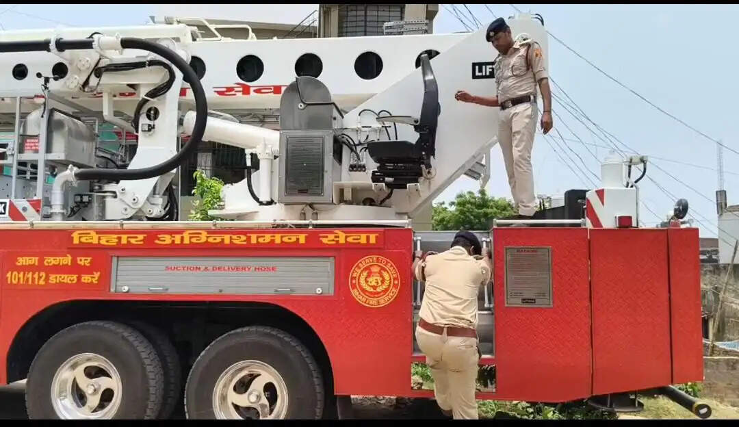 अग्निशमन विभाग को मिला आधुनिक हाइड्रोलिक प्लेटफॉर्म फायर टेंडर गाड़ी