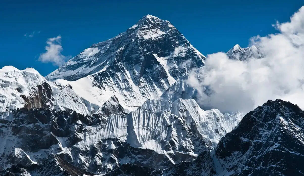 इतिहास के पन्नों में 29 मई : जब मानव ने दुनिया की सबसे ऊंची चोटी एवरेस्ट पर पहली बार फहराई विजय पताका