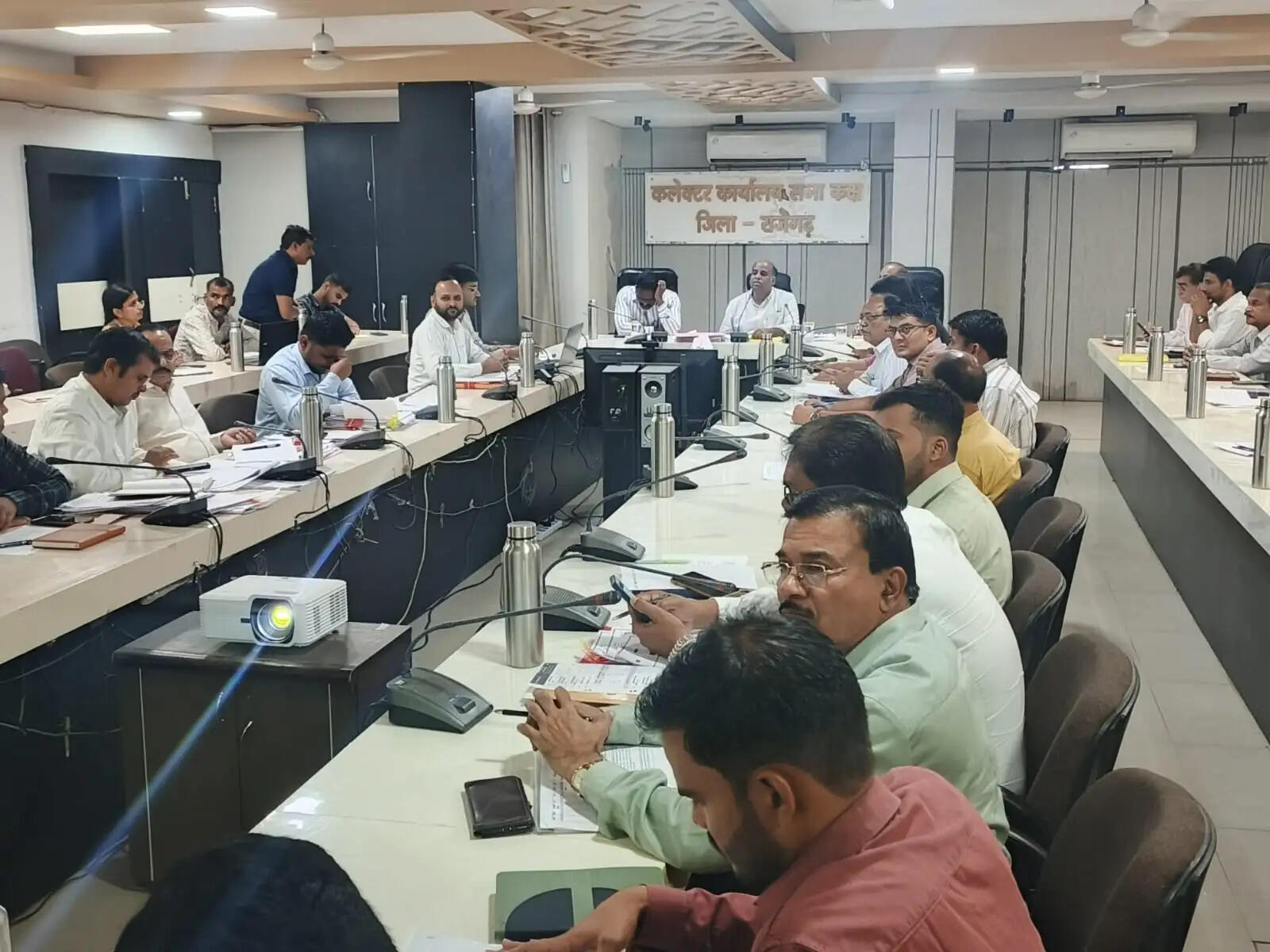 राजगढ़ःखाद वितरण में लापरवाही नहीं चलेगी, जरूरत के अनुसार बढ़ाएं काउंटर-कलेक्टर