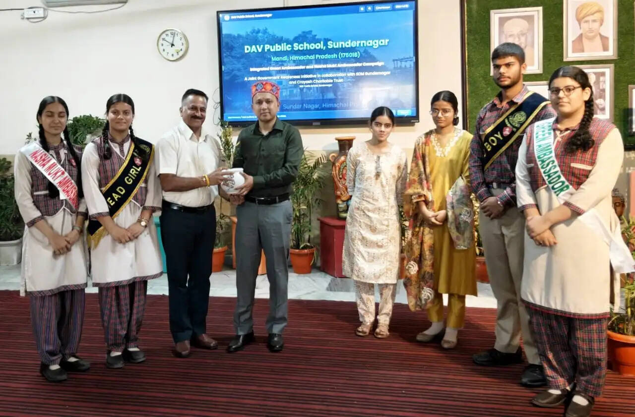 डीएवी सुंदरनगर में एसडीएम ने किया स्वच्छ हवा और नशा मुक्त सुंदरनगर अभियान के तहत संवाद