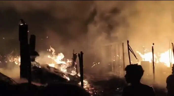 रक्सौल के सिसवा गांव में भीषण अगलगी,10 घर जलकर राख