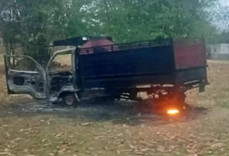 ग्रामीणों ने चोरों की बाइक और पिकअप वैन को किया आग के हवाले