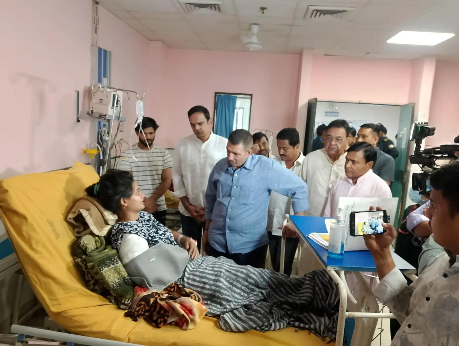 जीतू पटवारी&nbsp;ने&nbsp;एम्स भोपाल पहुंचकर&nbsp;ग्वालियर हादसे में घायलों से&nbsp;की&nbsp;मुलाकात,&nbsp;25 लाख मुआवजा&nbsp;और&nbsp;जिम्मेदारों पर कार्रवाई की मांग