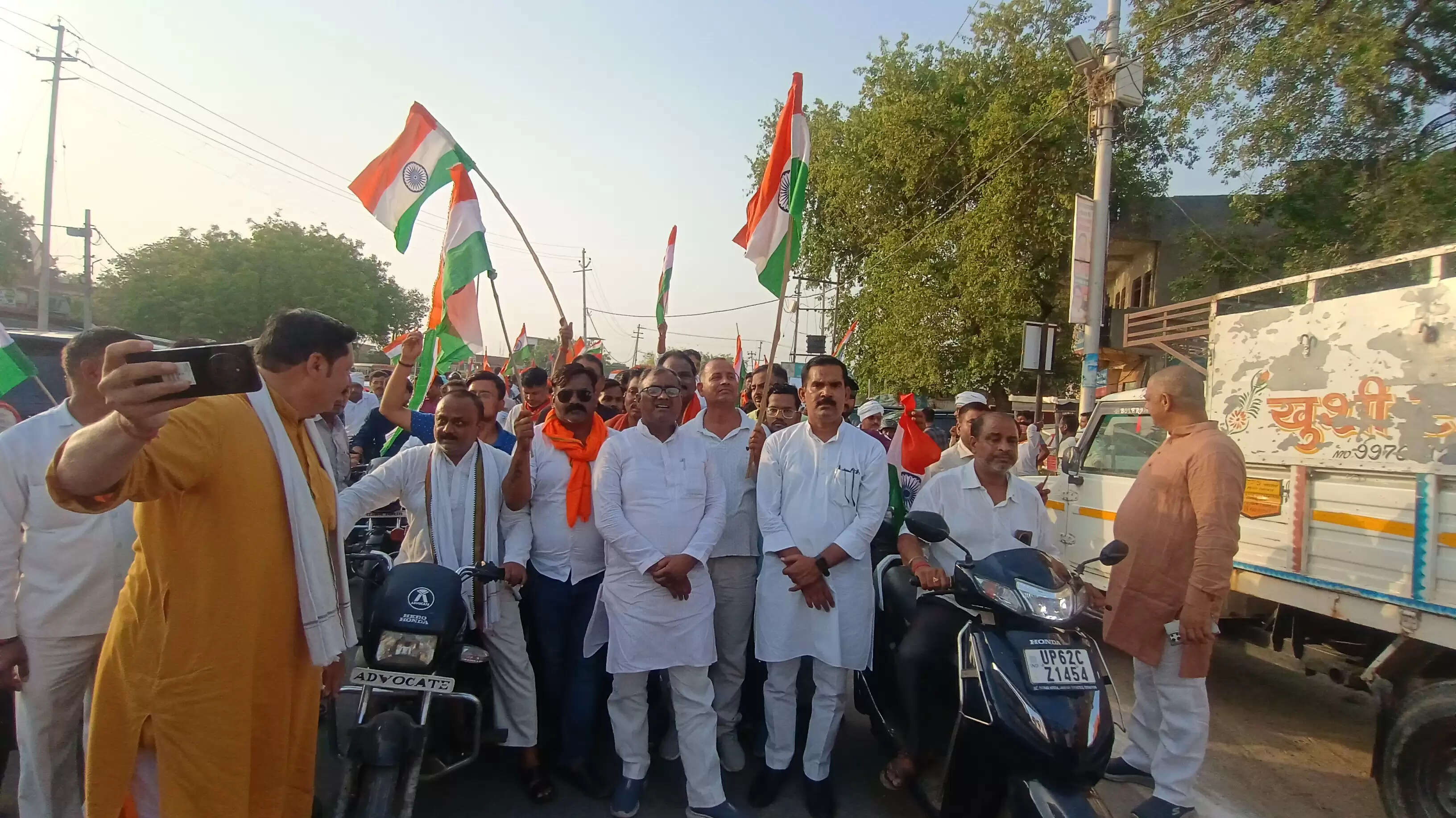 बीजेपी ने निकाली तिरंगा यात्रा हजारों की संख्या में लोग हुए शामिल