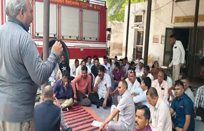 नारनौल में दमकल कर्मचारियों की हड़ताल, शहीद साथियों के परिवारों को न्याय की मांग