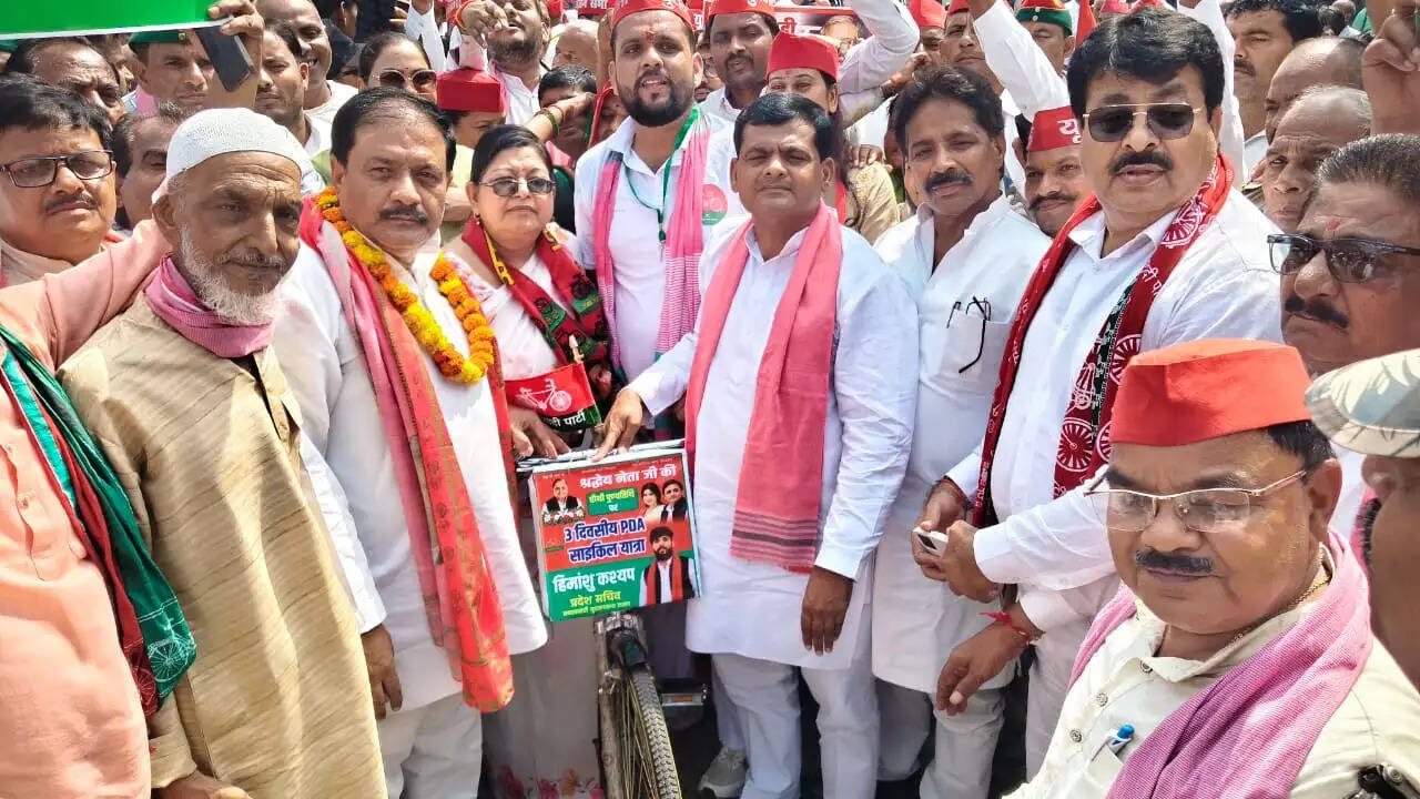 औरैया : चुनाव आयोग के खिलाफ सपा कार्यकर्ताओं ने निकाला पैदल मार्च, पुतला फूंका