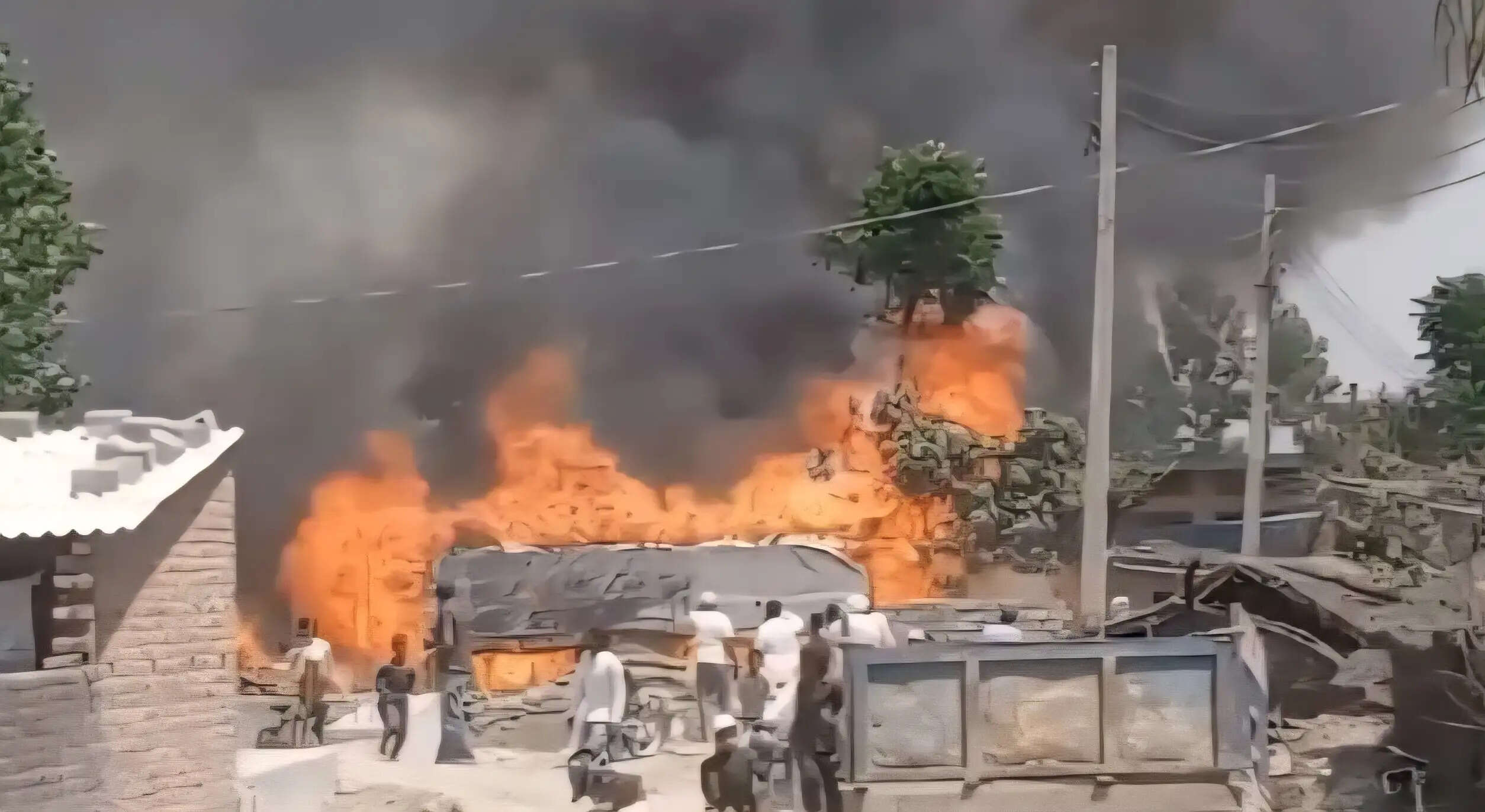 यमुनानगर: ताजेवाला की झोपड़ियों में भीषण आग, परिवार सुरक्षित