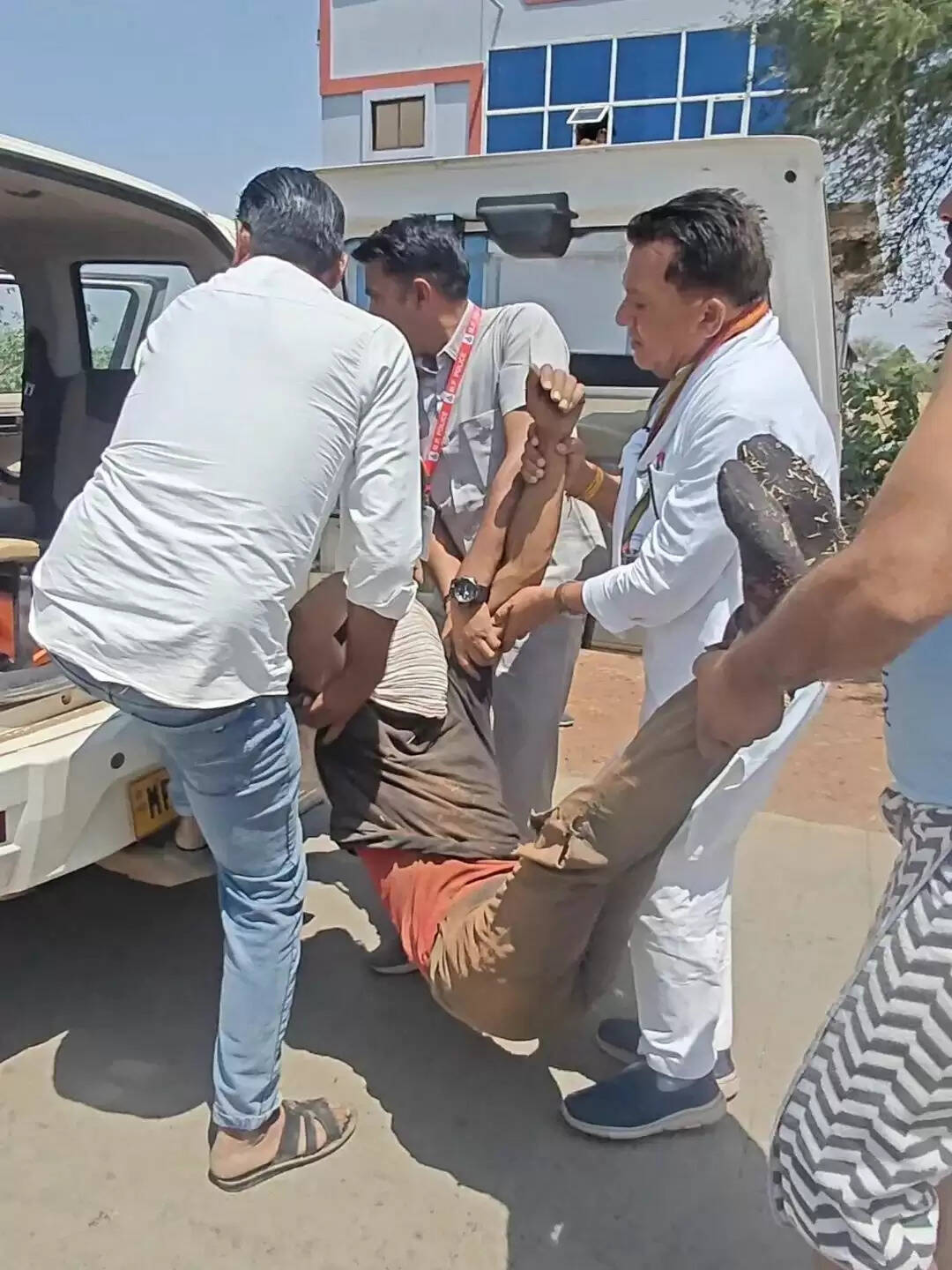 अशोनगरः विधायक हरिबाबू राय की संवेदनशीलता, अपने हाथों उठाकर घायलों को पहुंचाया अस्पताल