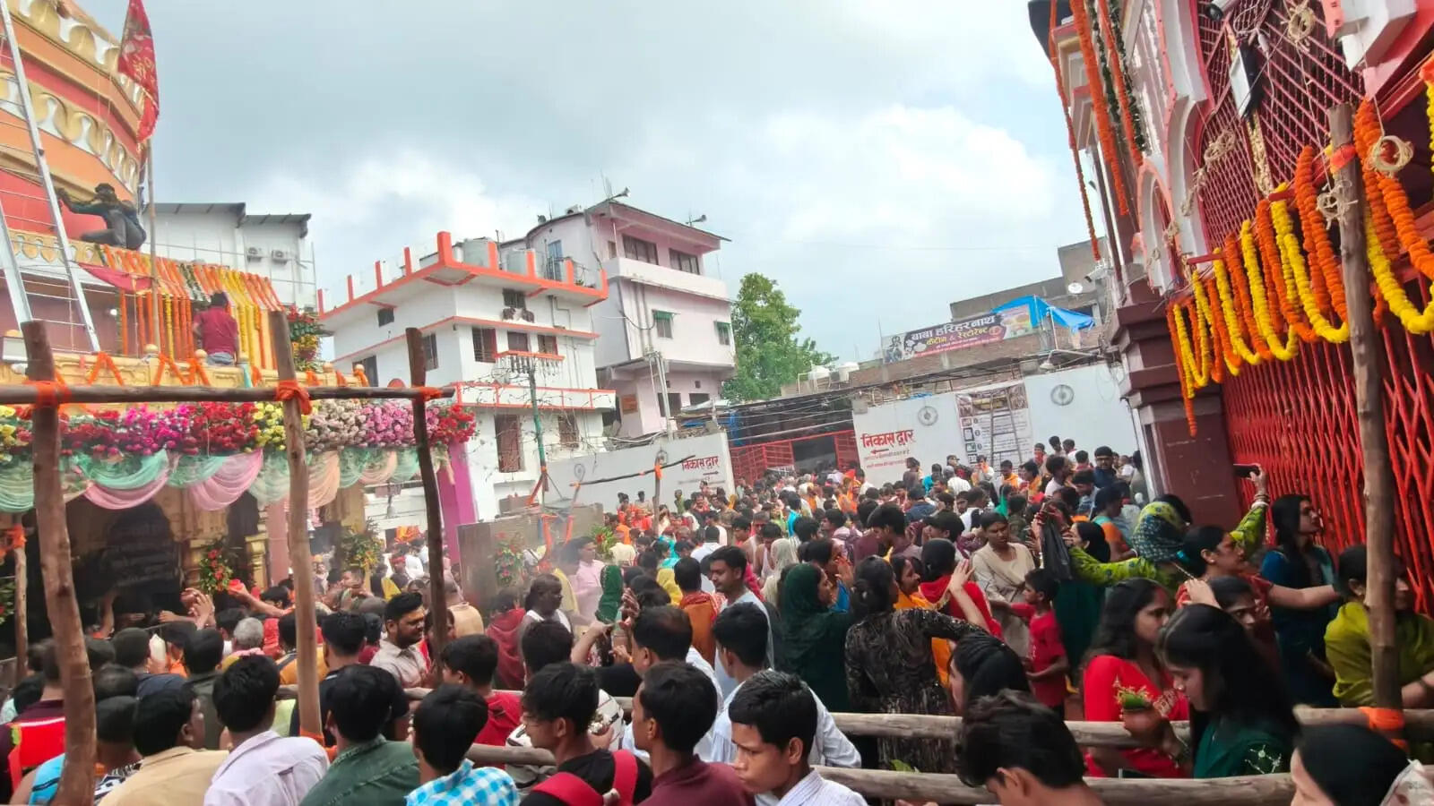 श्रावण के अंतिम सोमवार पर बाबा हरिहरनाथ मंदिर में उमड़ा आस्था का जनसैलाब