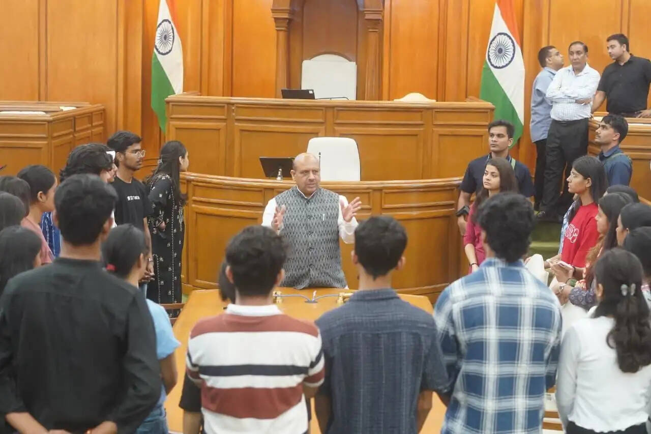 अरविंदो कॉलेज के छात्र-छात्राओं ने दिल्ली विधानसभा का किया शैक्षणिक भ्रमण