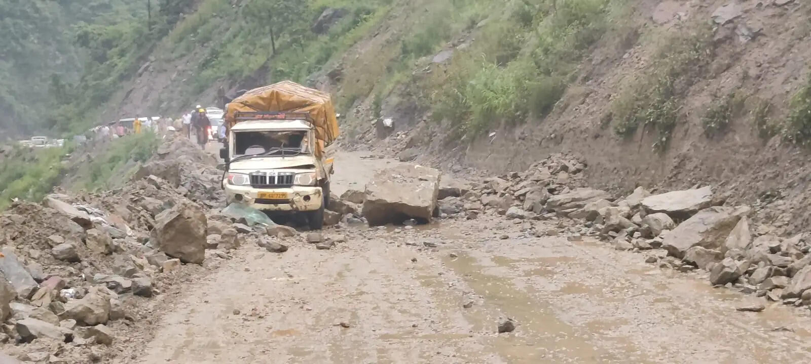 अपडेट: भारी बारिश और लैंडस्लाइड से लगातार गिर रहे पत्थरों के कारण मंडी के झलोगी में बंद करवाया ट्रैफिक