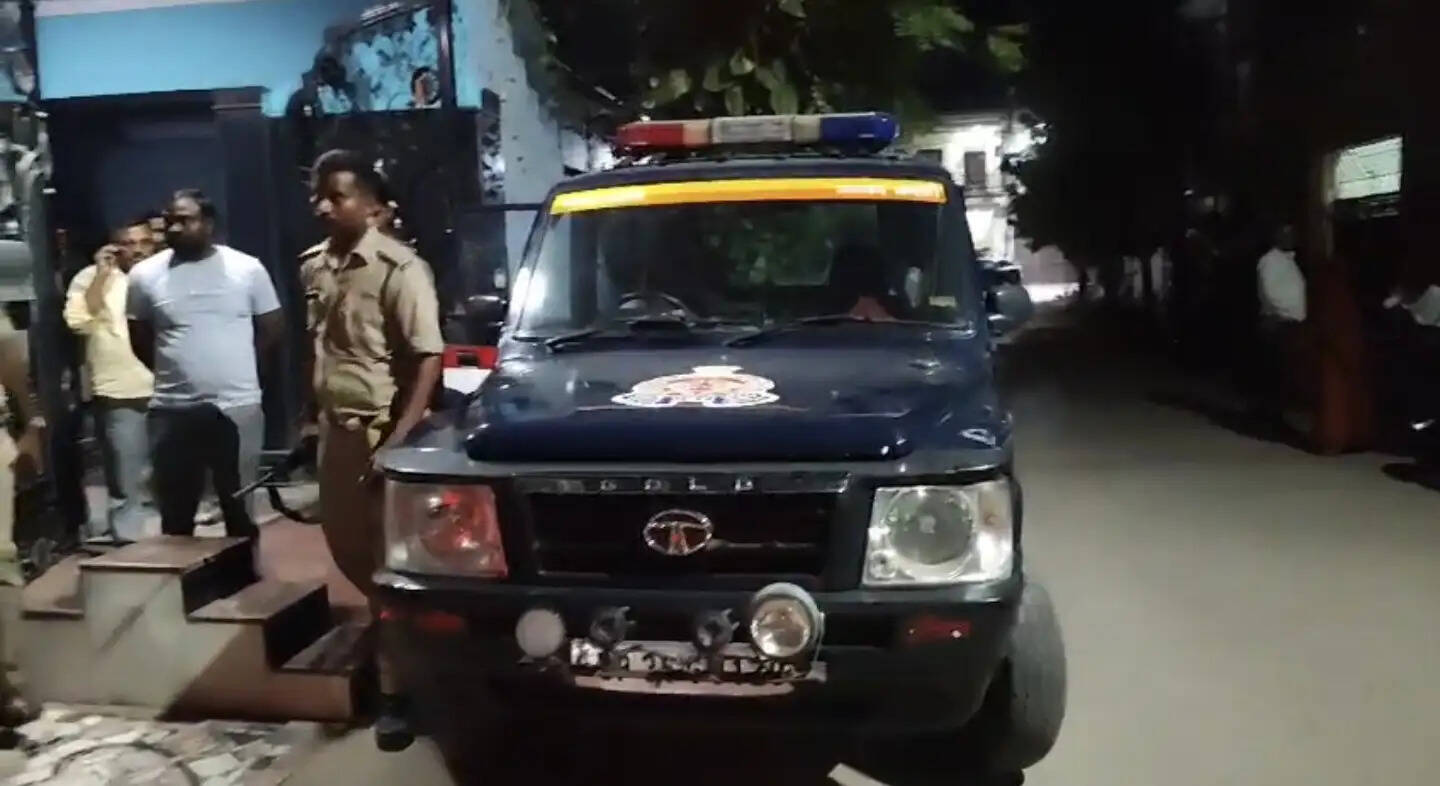 सपा विधायक महाराजी प्रजापति के आवास पर देर रात हंगामा, कई लोगों पर एफआईआर दर्ज