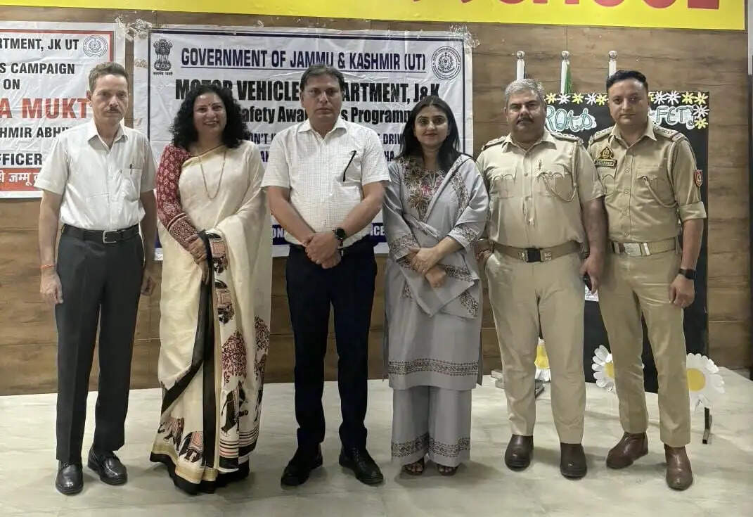 सड़क सुरक्षा जागरूकता अभियान-टाइनी स्कॉलर्स स्कूल में विशेष कार्यक्रम आयोजित