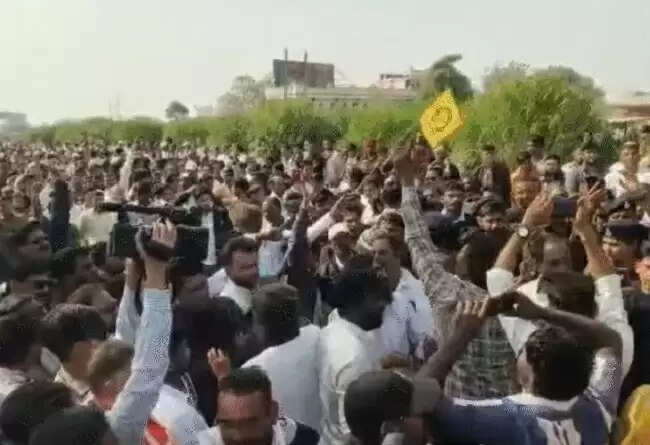 धारः खलघाट टोल पर किसानों का प्रदर्शन, हाईवे पर पेड़ रखकर किया चक्काजाम, भारी पुलिस बल मौजूद