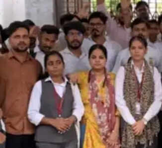 विद्यापीठ के एमएसडब्ल्यू के छात्रों ने मूल्यांकन में गड़बड़ी का आराेप, किया प्रदर्शन
