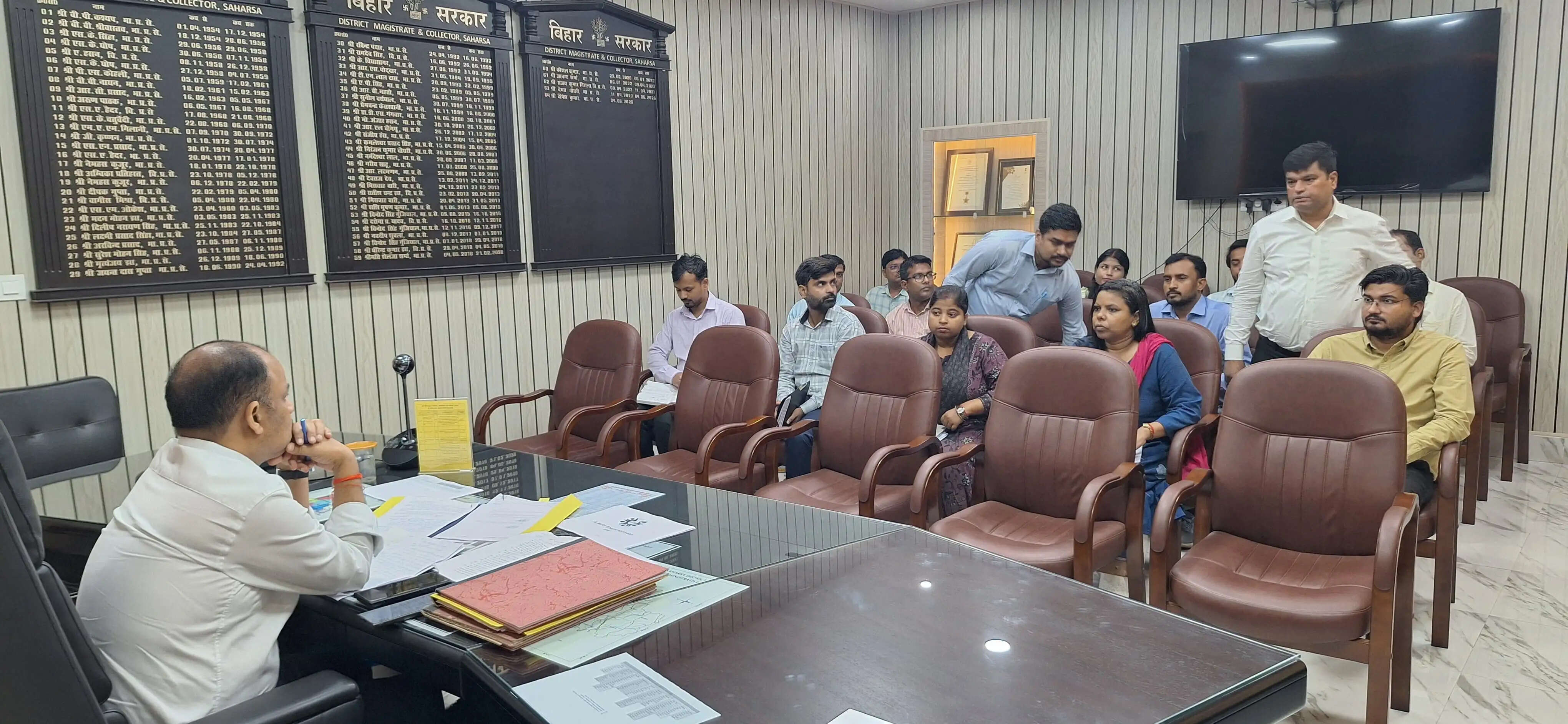 जिलाधिकारी ने शहरी क्षेत्रों में जल निकासी व्यवस्था की समीक्षा बैठक की