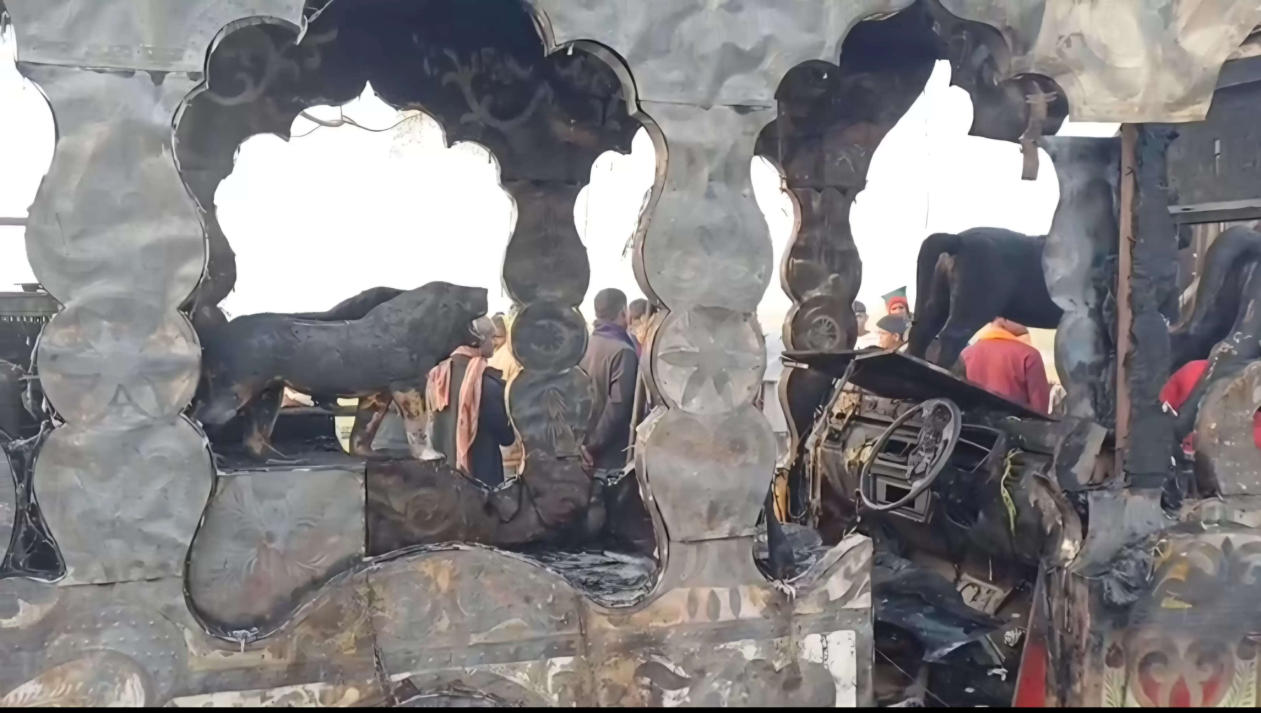 मशरक में आग लगने से व्यवसायी को लाखों का नुकसान