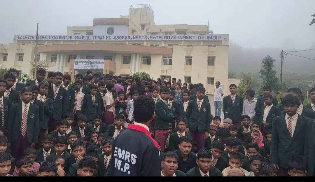 छिंदवाड़ाः तामिया विद्यालय में विद्यार्थियों में आक्रोश, खराब खाने को लेकर सड़कों पर उतरे