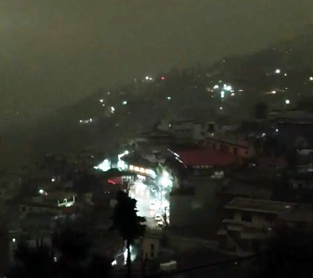 नैनीताल में शाम को ही छाया अधेरा, आंधी-तूफान के साथ बारिश