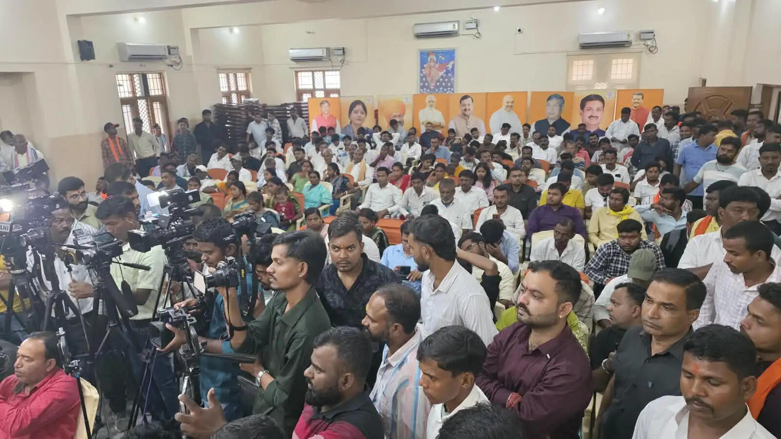 बाबूलाल मरांडी की मौजूदगी में विभिन्न दलों के कई नेता और समाजसेवी भाजपा में हुए शामिल