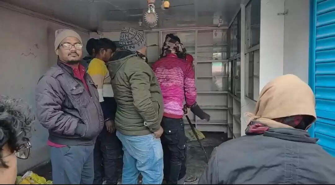 कोर्ट का आदेश से मकान कराया गया खाली