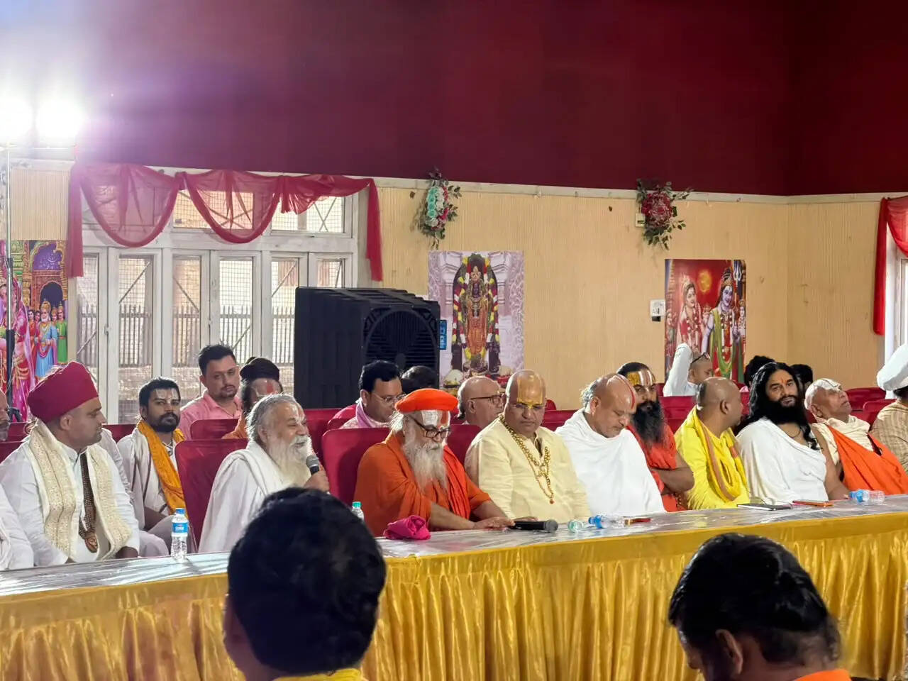 (अपडेट) संतों ने बैठक कर श्रीरामजन्मभूमि में सामने आये चोरी के प्रकरण को लेकर देशभर में फैले दुष्प्रचार का पुरजोर प्रतिवाद किया