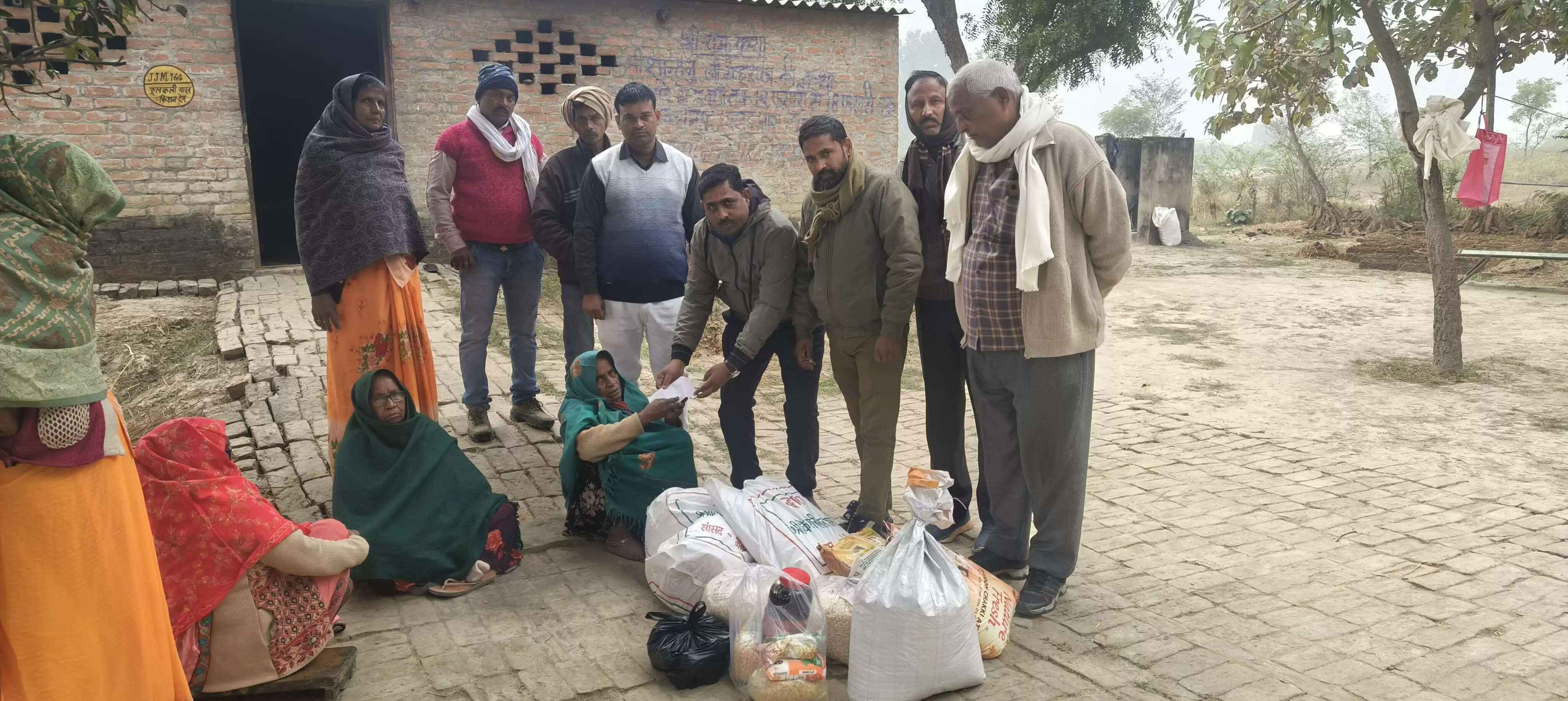 सांसद किशोरी लाल शर्मा की पहल से मृतक मजदूर के परिवार को मिली राहत सामग्री