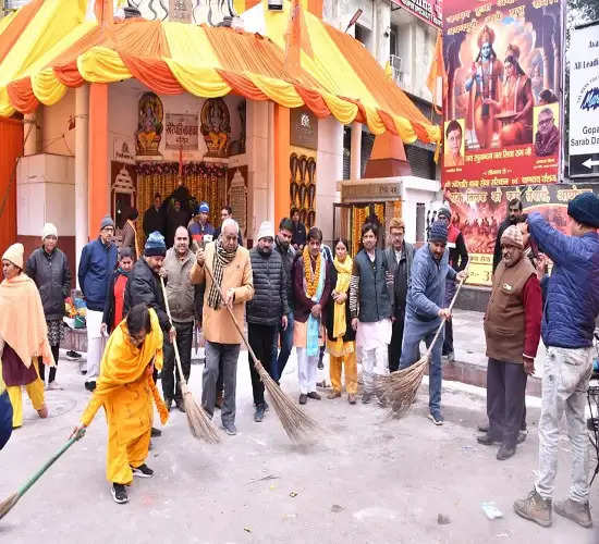 सांसद सत्यदेव पचौरी ने दीवार लेखन के बाद मंदिरों की साफ-सफाई की