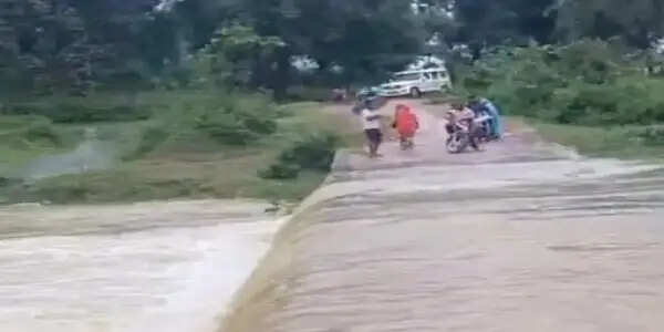 शहडोल में बारिश का असर: बरने नदी उफान पर, पुल के ऊपर बह रहा पानी; मध्य प्रदेश-छत्तीसगढ़ का रास्ता बंद