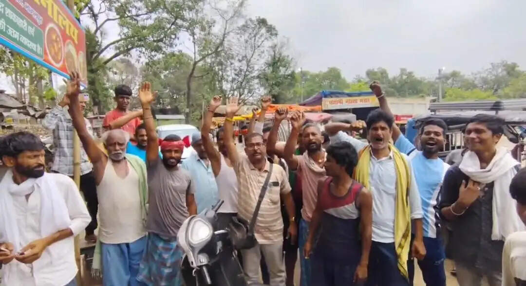 रिक्शाडीह अस्थाई बस स्टैंड से रातों रात हटाई गई बसें