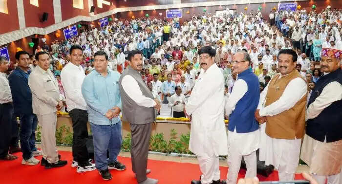 उपमुख्यमंत्री ने दिलाई पंचायत प्रधानों-उपप्रधानों को शपथ, विकास का दिया मंत्र
