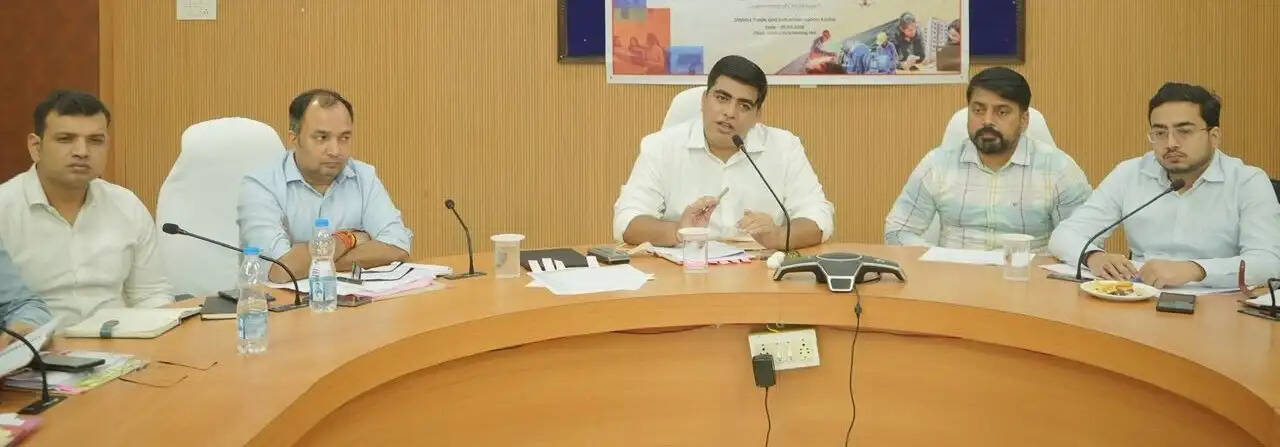 कोरबा में लंबित शिकायतों का समय पर निराकरण सुनिश्चित करने के निर्देश