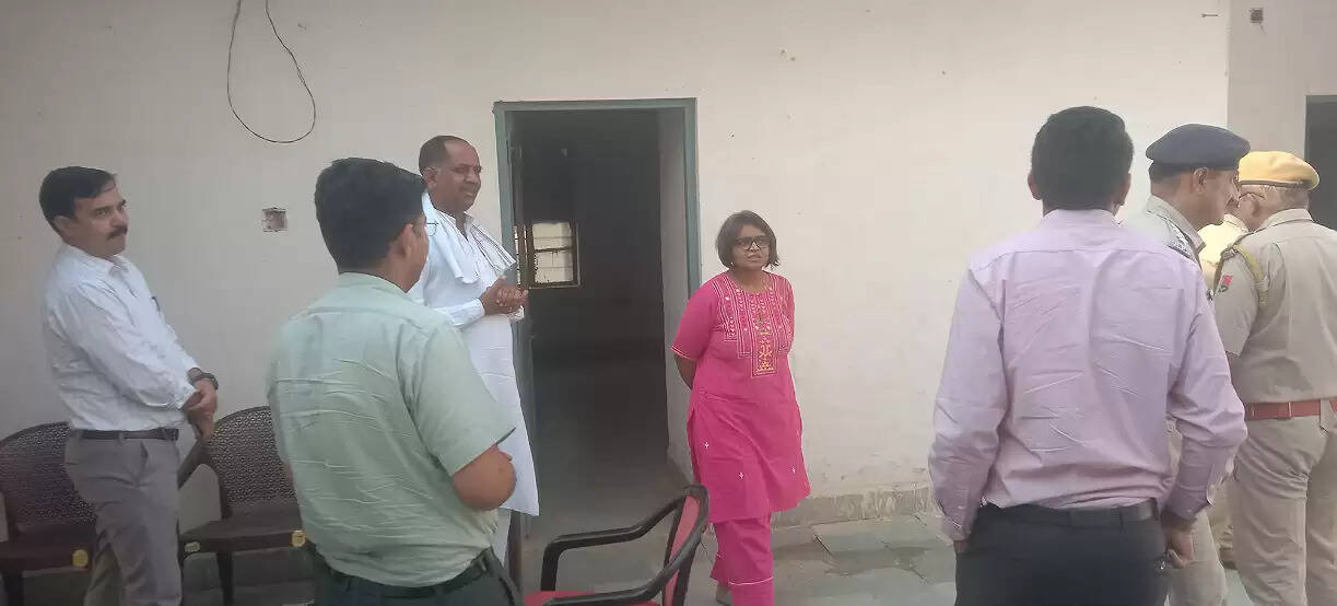 कलेक्टर और एसपी ने खाजूवाला सीमांत क्षेत्र का किया निरीक्षण,&nbsp;सुरक्षा एजेंसियों के अधिकारियों से की चर्चा