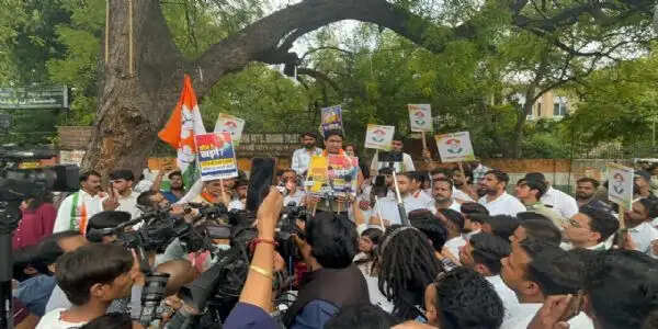 खरगे और खेड़ा मामले में युवा कांग्रेस कार्यकर्ताओं का प्रदर्शन, चिब बोले- डरेंगे नहीं