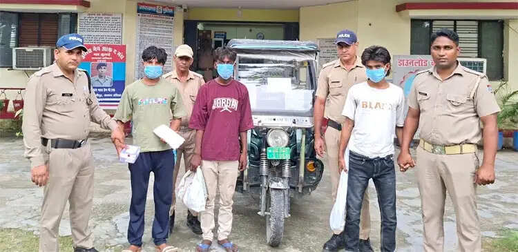 ई-रिक्शा में सवारी को नुकीली वस्तु दिखाकर लूटा, तीन आरोपित गिरफ्तार