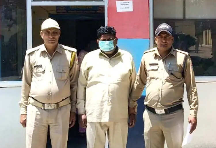 ढाई वर्ष से फरार 5,000 का इनामी बदमाश गिरफ्तार