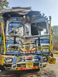 दो ट्रकों में भिड़ंत, हाईवे में वाहनों की दो किमी लंबी कतार से जाम