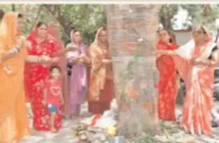 सोमवती अमावस्या पर चित्रकूट में उमड़ा आस्था का सैलाब, मंदाकिनी में स्नान कर श्रद्धालुओं ने की कामतानाथ परिक्रमा