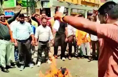 विहिप बजरंग दल ने लव जिहाद एवं धर्मांतरण की घटनाओं के विरोध में पुतला फूंका