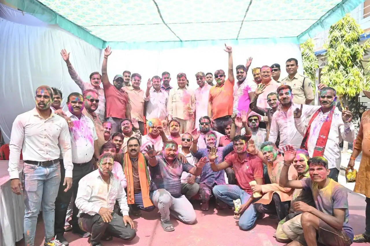 मंत्री लखन लाल देवांगन ने कार्यकर्ताओं व नगरवासियों के साथ खेली होली