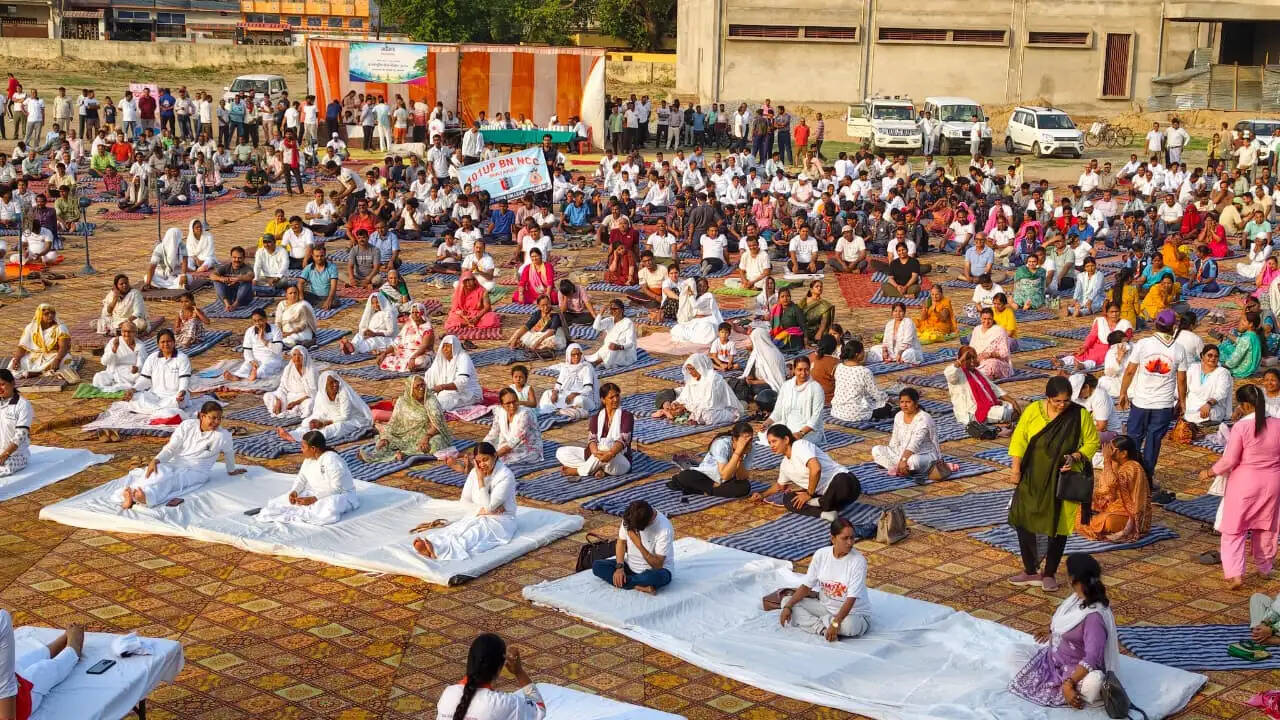 मीरजापुरः हजारों लोगों ने किया सामूहिक योग, जीआईसी मैदान में दिखी स्वास्थ्य और जागरूकता की मिसाल