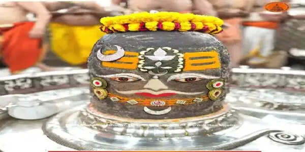 महाकाल का राजा स्वरूप शृंगार, शेषनाग का रजत मुकुट, रजत मुंडमाल और रुद्राक्ष की माला से सजे बाबा