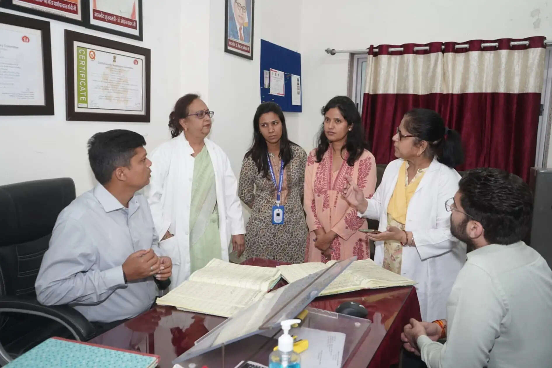 चरक अस्पताल में व्यवस्थाएं &nbsp;पूरी तरह चरमरा गई.......!