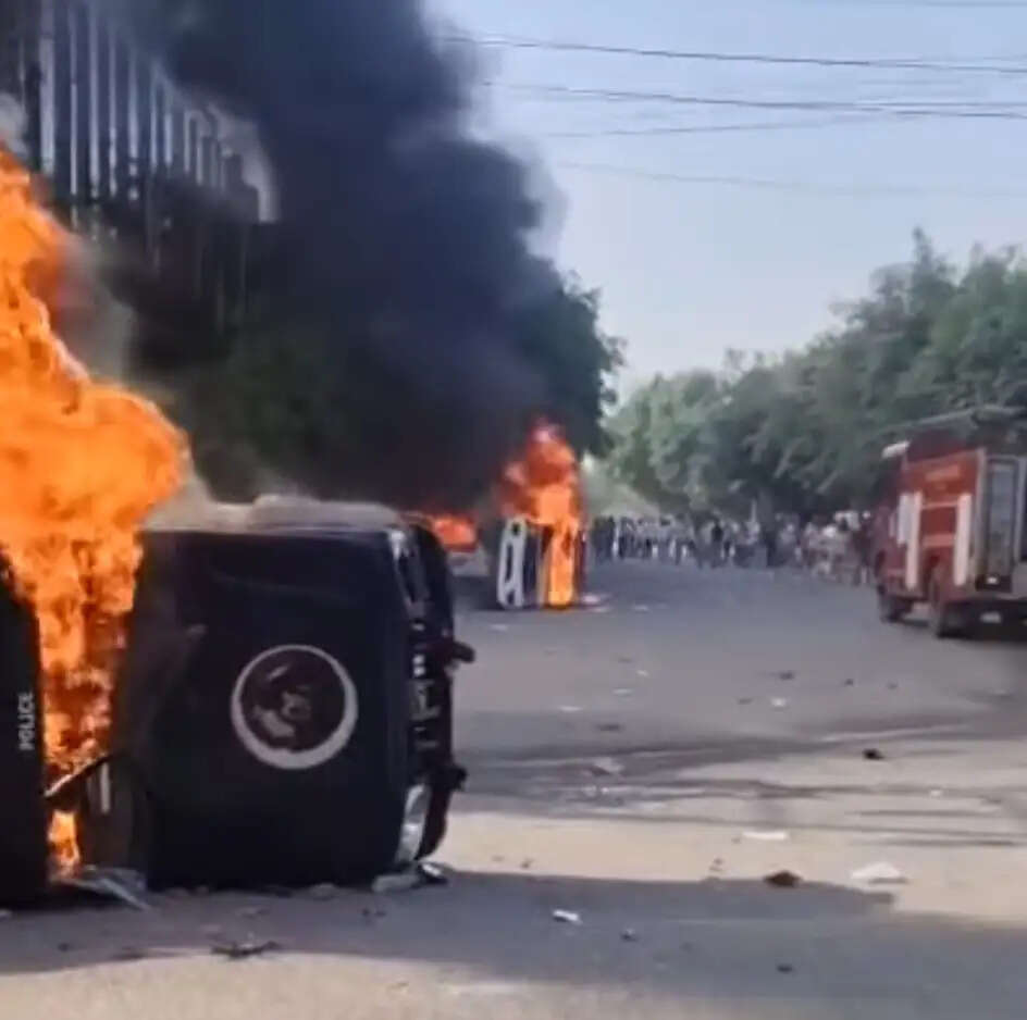 (लीड) वेतन बढ़ाने को लेकर नाेएडा में श्रमिकों का उपद्रव, कई वाहनों और फैक्टरियों में की तोड़फोड़ व आगजनी, कई हिरासत में