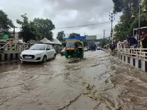 भोपाल में तेज बारिश से सड़कें बनी तालाब, घर-दुकानों में भरा पानी, कई जगह लगा ट्रैफिक जाम